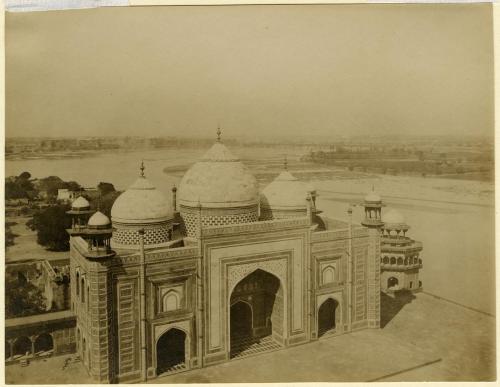 Mosque flanking Taj Mahal