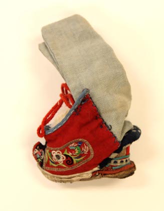 Shoe for bound foot