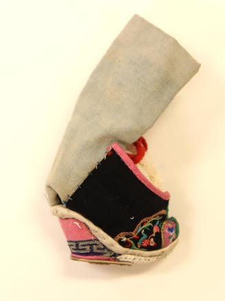 Shoe for bound foot