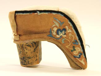 Shoe for bound foot