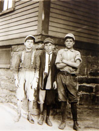 Boys working for Champlain Mfg. Co.