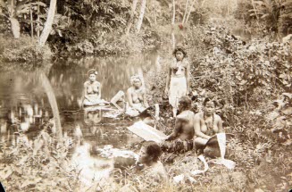Women making tapa