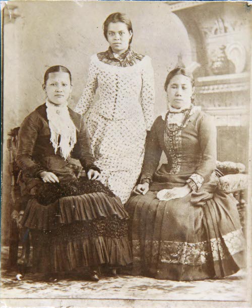 Studio portrait of 3 Samoan women