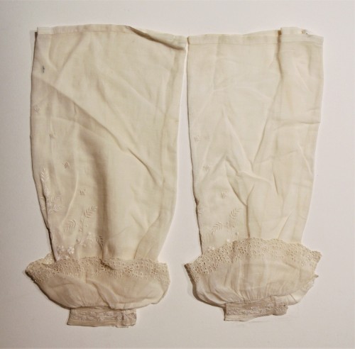 Woman's undersleeves