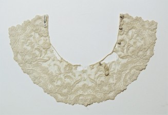 Lace collar