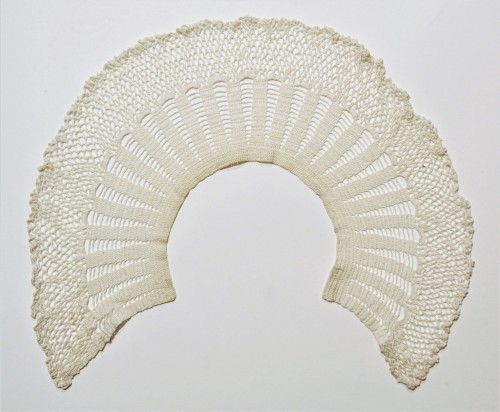 Woman's collar