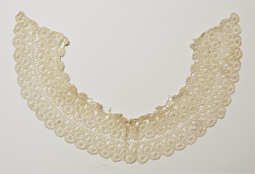 Lace collar