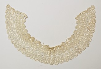 Lace collar