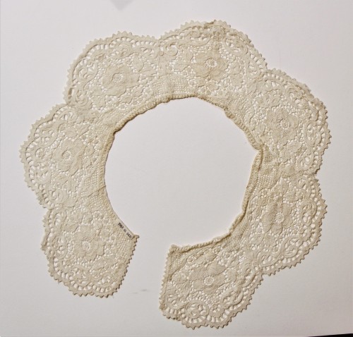 Woman's collar