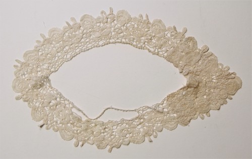 Ribbon lace collar