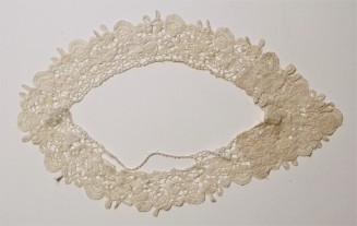 Ribbon lace collar