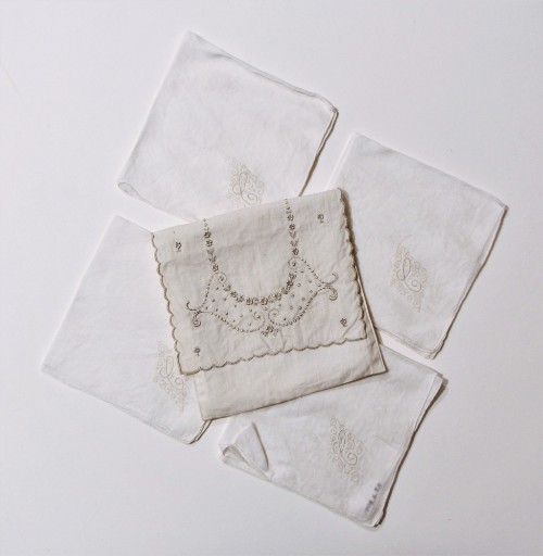 Handkerchief case with 5 handkerchiefs