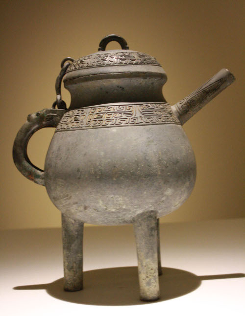 Ho, tripod kettle with cover