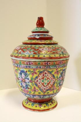 Bencharong toh jar