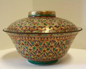 Bencharong covered bowl