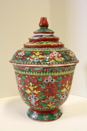 Bencharong toh jar
