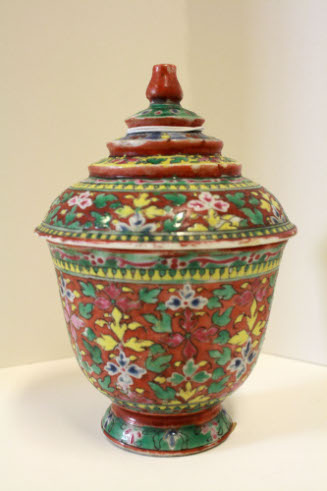 Bencharong toh jar