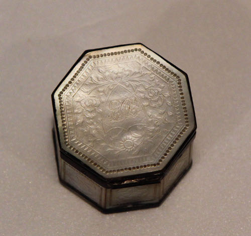 Snuff box