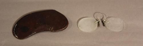Pinch-nez with case