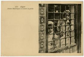Alger. Jeunes Mauresquesa travers la grille