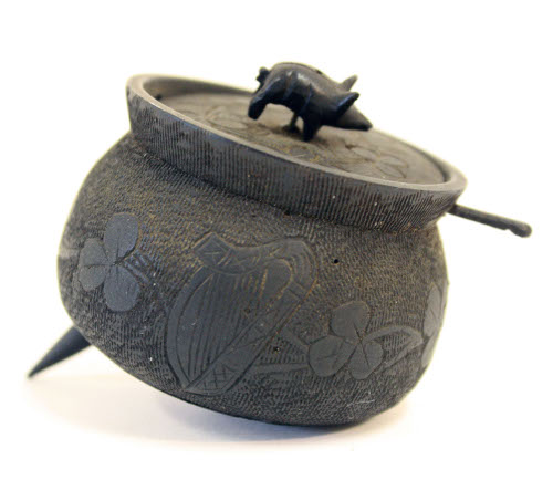 Tripod vessel w/ lid